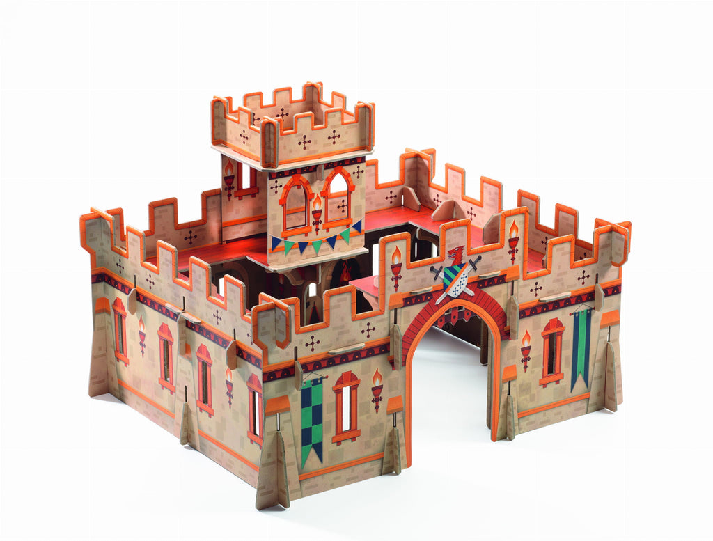 Średniowieczny zamek zabawka układanka 3D. Tekturowa makieta zamek rycerski