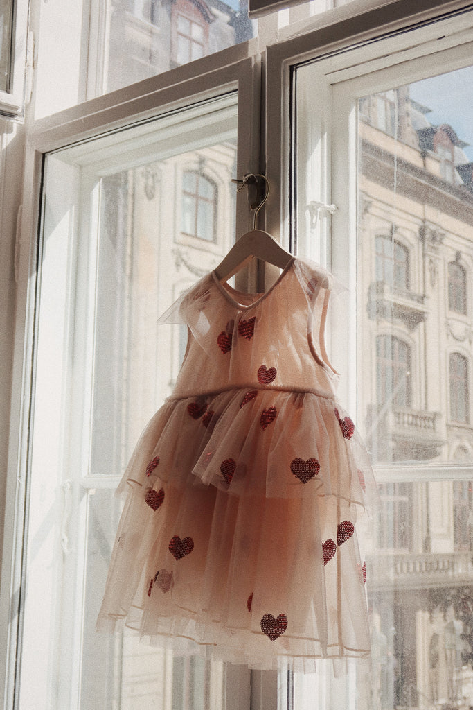 Sukienka Yvonne Fairy Dress tiulowa w serca od Konges Slojd sukienka dla wróżki